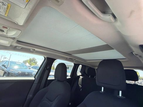 Used 2018 Jeep Renegade Latitude w/ UConnect 8.4 Nav Group FWD image 23