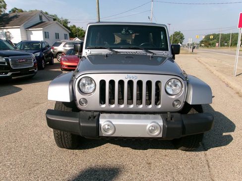 Used 2015 Jeep Wrangler Unlimited Sahara w/ Connectivity Group AWD/4WD image 2