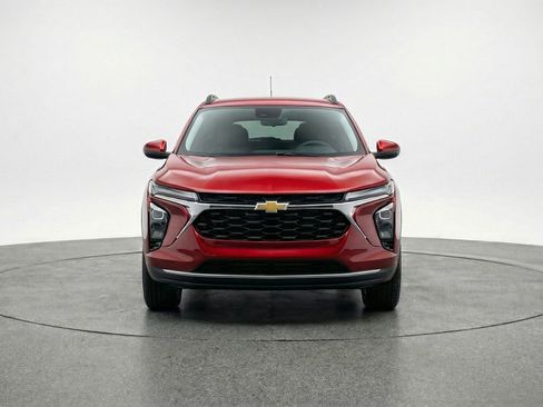 Used 2025 Chevrolet Trax LT FWD image 2