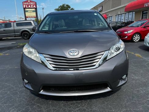Used 2017 Toyota Sienna XLE Premium FWD image 2