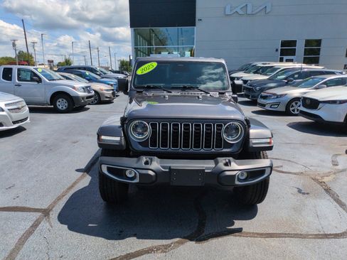 Used 2025 Jeep Wrangler Unlimited Sahara AWD/4WD image 2