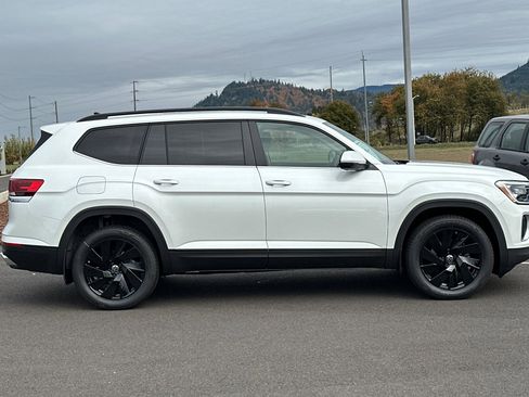 New 2026 Volkswagen Atlas SE image 2