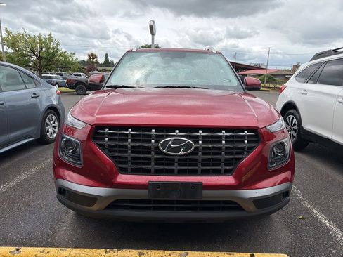 Used 2024 Hyundai Venue SEL FWD image 2