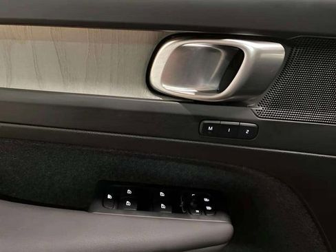 Used 2025 Volvo XC40 B5 Plus image 28