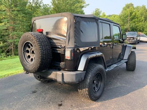 Used 2015 Jeep Wrangler Unlimited Sahara w/ Connectivity Group AWD/4WD image 11