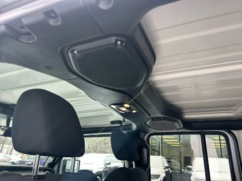 Used 2019 Jeep Wrangler Unlimited Sport S image 32