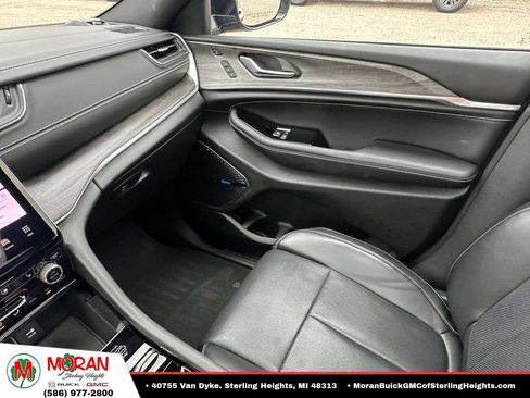 Used 2022 Jeep Grand Cherokee Overland AWD/4WD image 31
