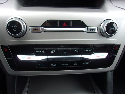 Used 2023 Ford Explorer XLT w/ Class IV Trailer Tow Package image 25