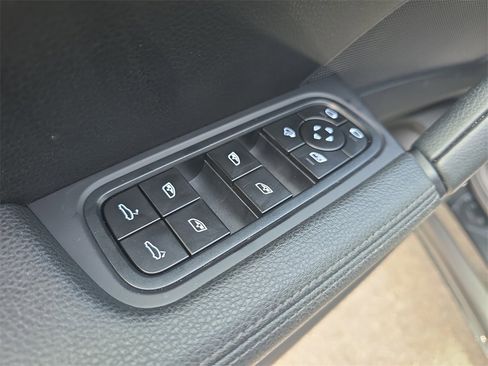 Used 2025 Porsche Cayenne image 25