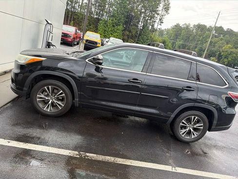 Used 2016 Toyota Highlander XLE FWD image 2