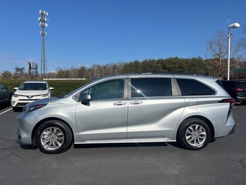 Used 2025 Toyota Sienna LE image 10