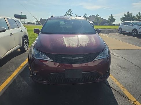 Used 2018 Chrysler Pacifica Touring-L Plus FWD image 2