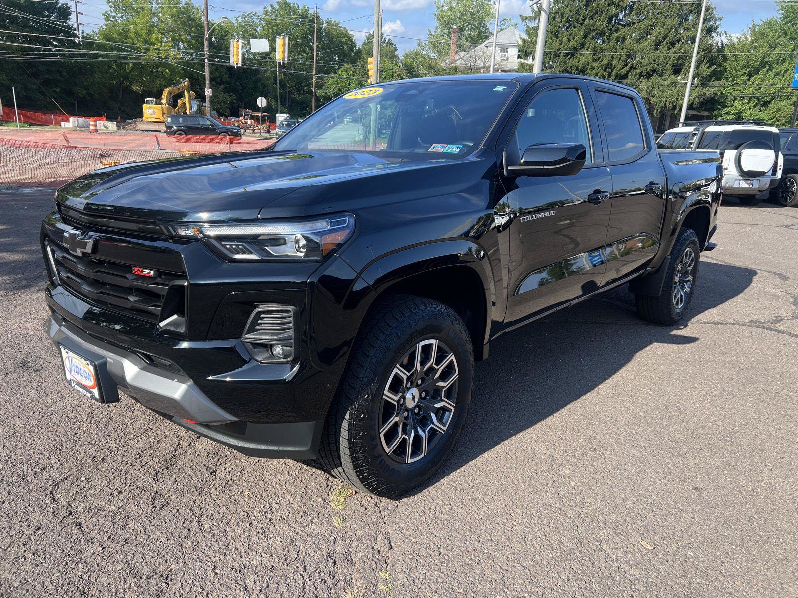Used 2023 Chevrolet Colorado Z71 w/ Z71 Convenience Package 2 AWD/4WD image 3