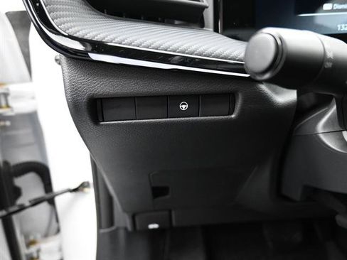 Used 2025 Nissan Kicks SR AWD/4WD image 8