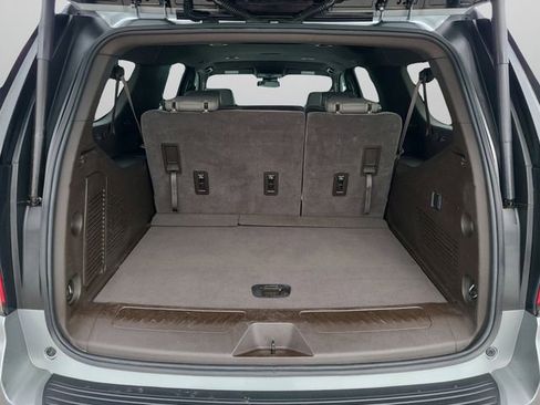 Used 2024 Chevrolet Suburban LT RWD image 11
