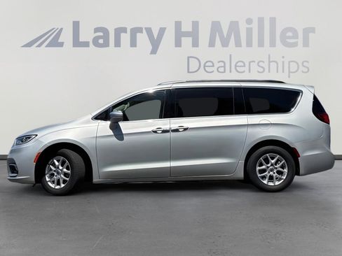 Used 2022 Chrysler Pacifica Touring-L FWD image 2