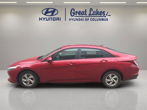 Used 2021 Hyundai Elantra SE image 2