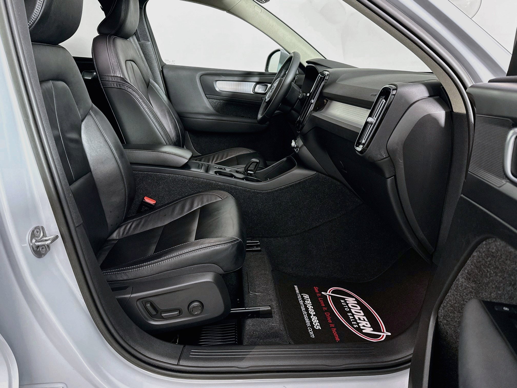 Used 2022 Volvo XC40 T5 Momentum AWD/4WD image 32
