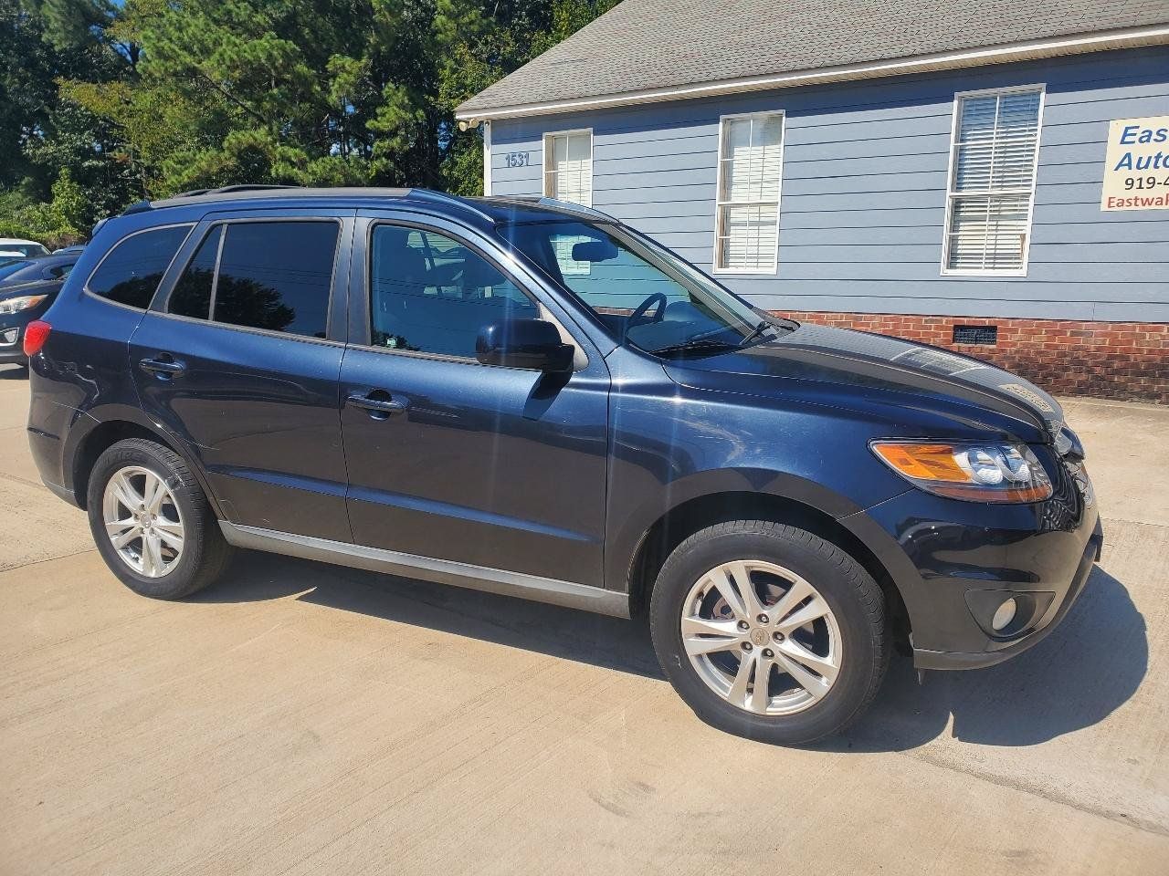 Used 2011 Hyundai Santa Fe SE FWD image 3