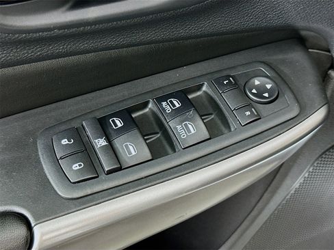 Used 2019 Jeep Cherokee Latitude Plus w/ Comfort/Convenience Group image 17