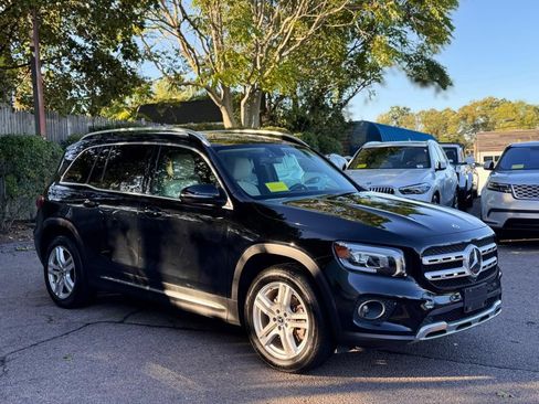 Used 2023 Mercedes-Benz GLB 250 4MATIC w/ Premium Package image 8