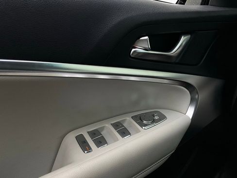 Used 2025 Genesis G70 2.5T image 21