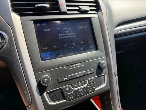 Used 2020 Ford Fusion SE FWD image 10