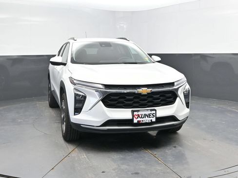 Used 2025 Chevrolet Trax LT FWD image 2