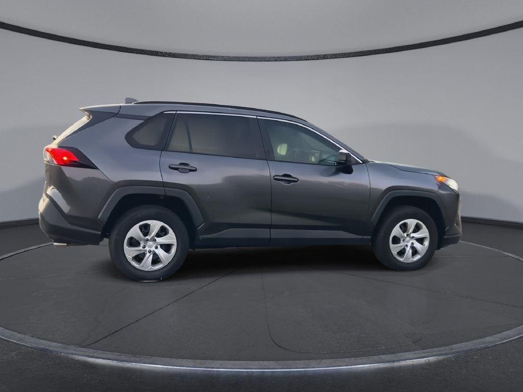 Used 2021 Toyota RAV4 LE FWD image 9