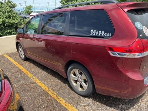Used 2011 Toyota Sienna LE w/ Towing Pkg FWD image 2