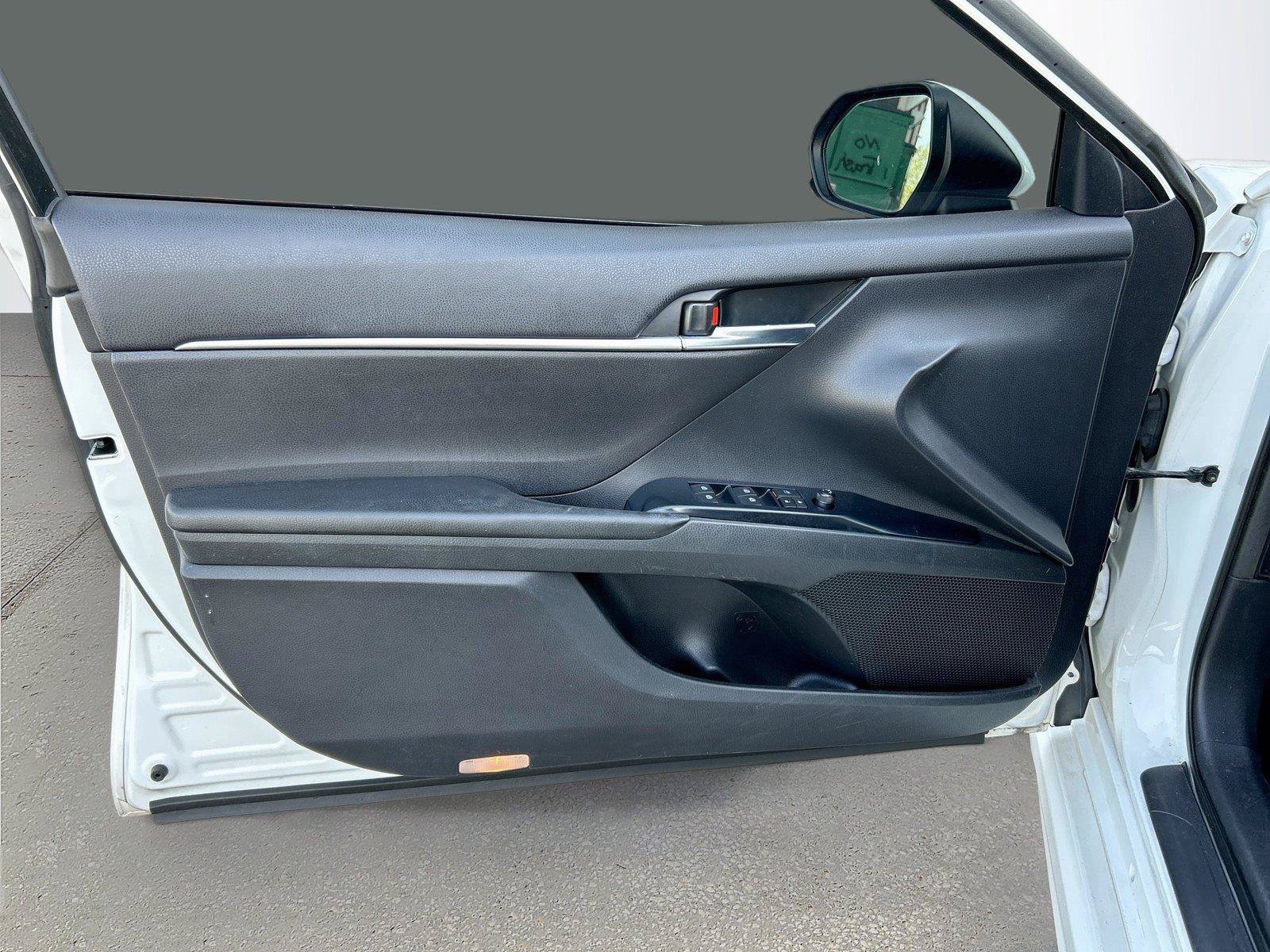 Used 2018 Toyota Camry SE w/ Moonroof Package FWD image 22