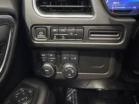Used 2023 Chevrolet Suburban Premier AWD/4WD image 17