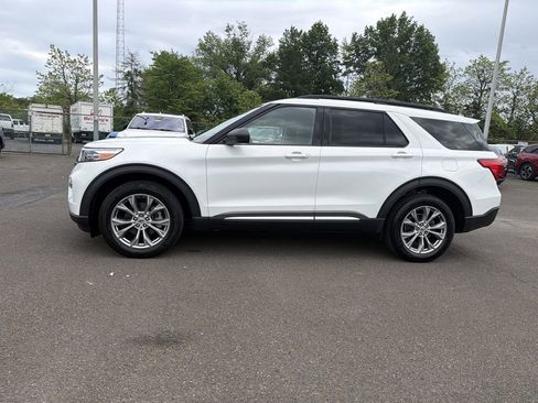 Used 2023 Ford Explorer XLT w/ Equipment Group 202A AWD/4WD image 2