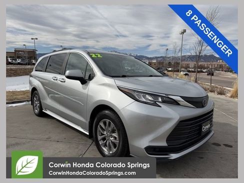 Used 2022 Toyota Sienna LE image 1