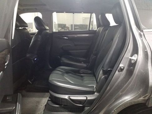 Used 2023 Toyota Highlander Limited image 14