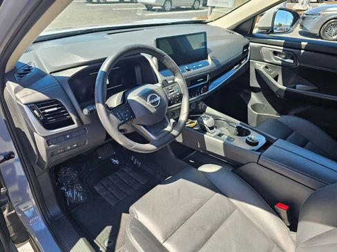 Used 2025 Nissan Rogue SL AWD/4WD image 17