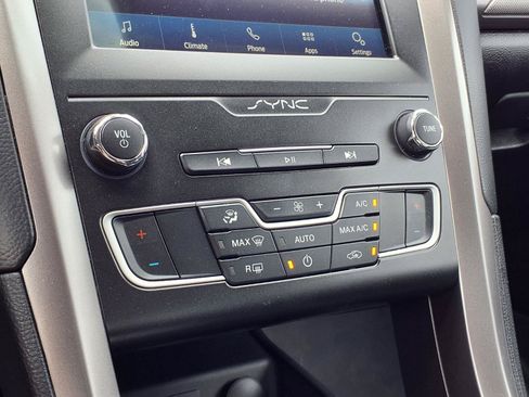 Used 2020 Ford Fusion SE FWD image 12