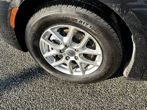 Used 2023 Chrysler Pacifica Touring-L image 8