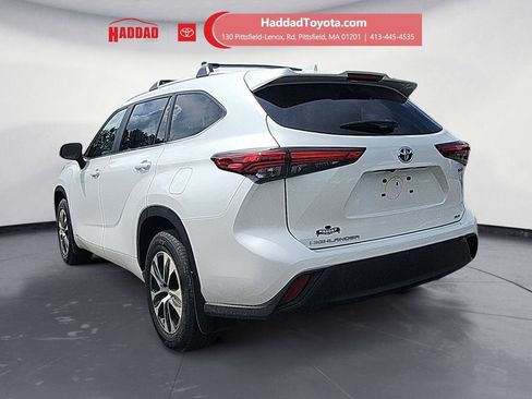 Used 2023 Toyota Highlander XLE AWD/4WD image 3