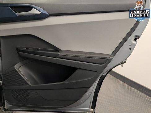 Used 2024 Volkswagen Taos SE w/ Panoramic Sunroof Package FWD image 29