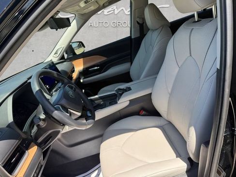 Used 2025 Toyota Grand Highlander AWD image 20