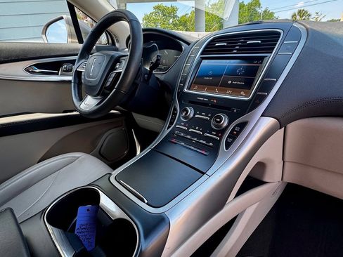 Used 2019 Lincoln Nautilus FWD image 9