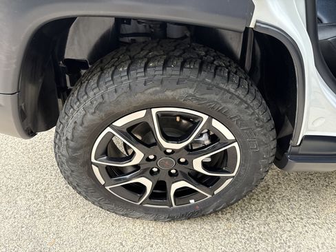 Used 2025 Jeep Compass Trailhawk AWD/4WD image 17