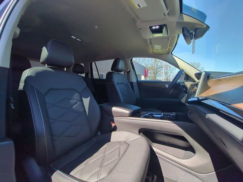 Used 2025 Volkswagen Atlas SE FWD image 31