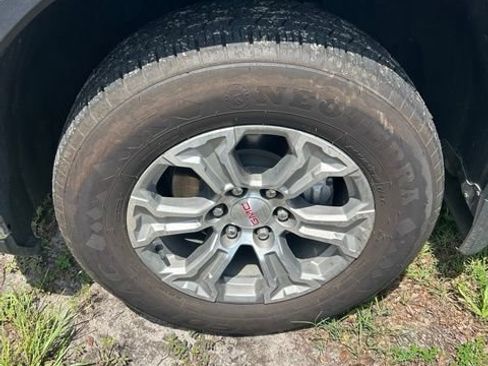 Certified 2025 GMC Sierra 1500 SLT RWD image 10