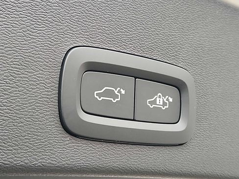 Used 2025 Volvo XC40 B5 Plus image 28