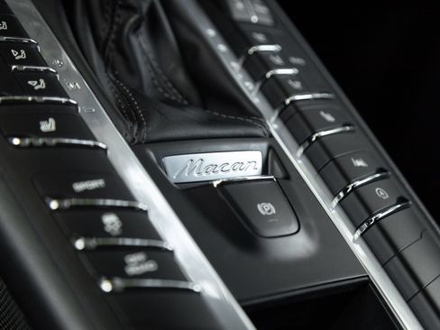 Certified 2019 Porsche Macan AWD/4WD image 28