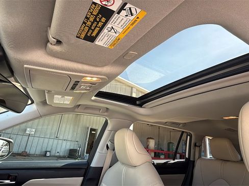 Certified 2023 Toyota Highlander XLE image 12