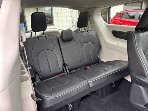 Used 2020 Chrysler Pacifica Limited w/ Advanced Safetytec Group FWD image 39