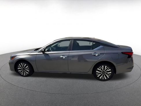 Used 2025 Nissan Altima 2.5 SV FWD image 10